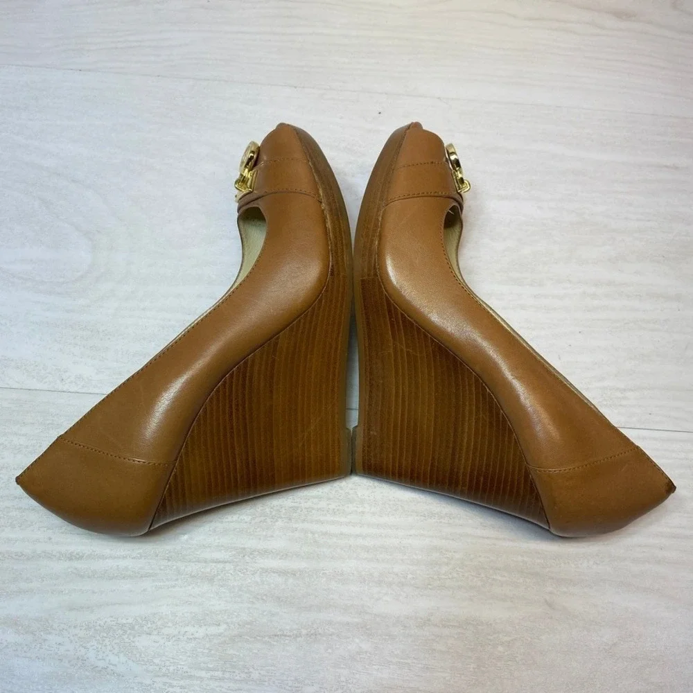 Michael Kors Womens 7M Wedge Heels Peep Toe Tan Leather Gold Logo Padlock Charm
